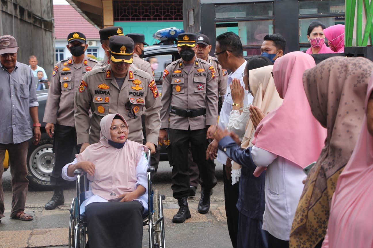 Momen Hari Guru, Tangis Haru Yuliawati Pecah Dikunjungi Kapolres Bengkalis