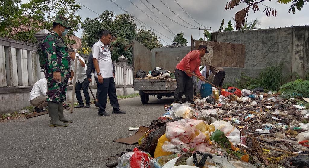 Camat Kulim Bersama TNI-Polri Lakukan Aksi Bersih, Tutup TPS Ilegal di Pematang Kapau