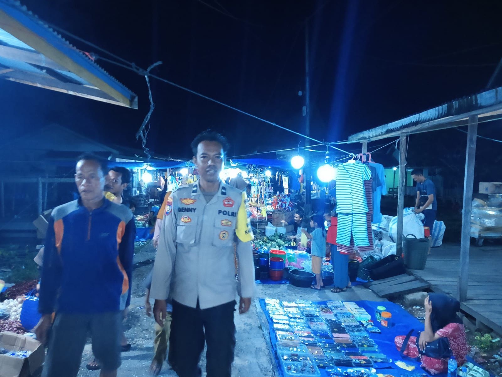 Polsek Gaung Gelar Sambang Pasar di Desa Pungkat, Himbau Pengunjung Jaga Kamtibmas Jelang Pemilu