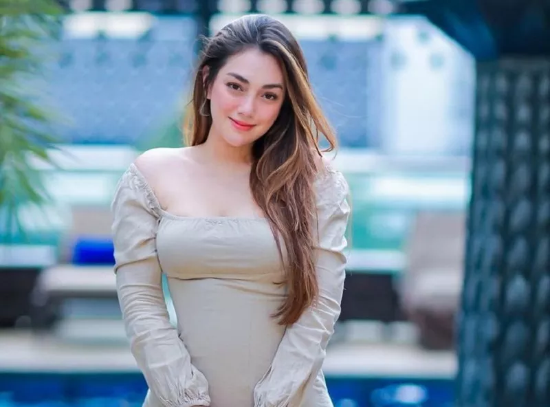 Celine Evangelista Pamer Body Goals di Pinggir Kolam Renang
