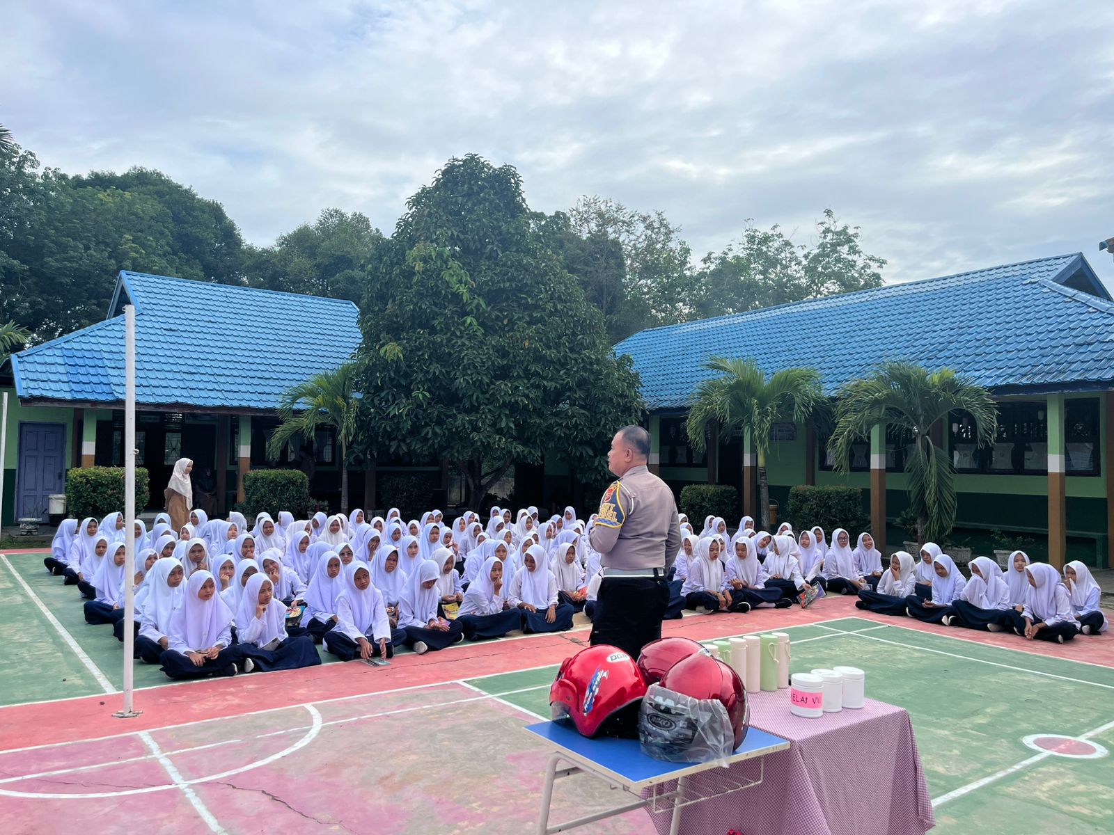 Satlantas Polres Kampar Sosialisasikan Operasi Patuh Lancang Kuning dan Tertib Lalu Lintas di MTS Darul Falah Salo