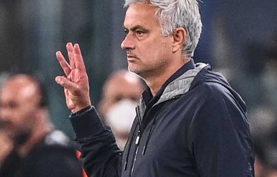 Serigala Roma Kalah, Mourinho Acungkan Tiga Jari ke Suporter Juventus