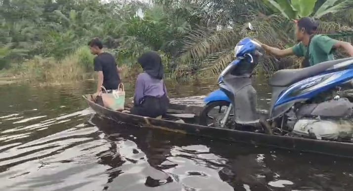 Banjir Rendam Desa Tanjung Kudu Kampar, Warga Gunakan Sampan Untuk Beraktivitas