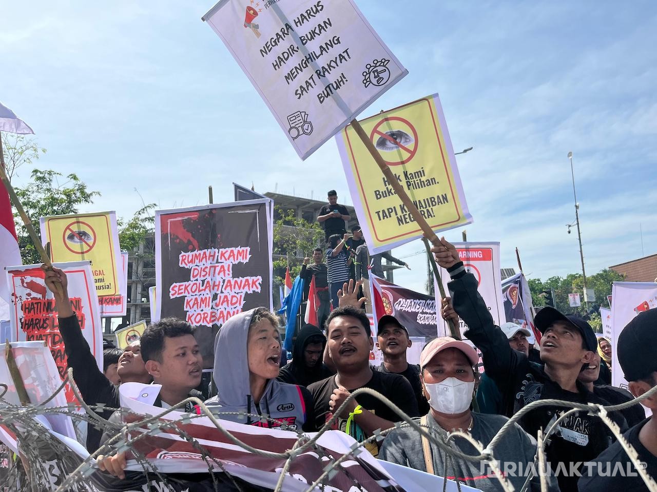 Ribuan Massa AMMP Kepung Kantor Gubernur Riau, Tolak Relokasi dari Tesso Nilo