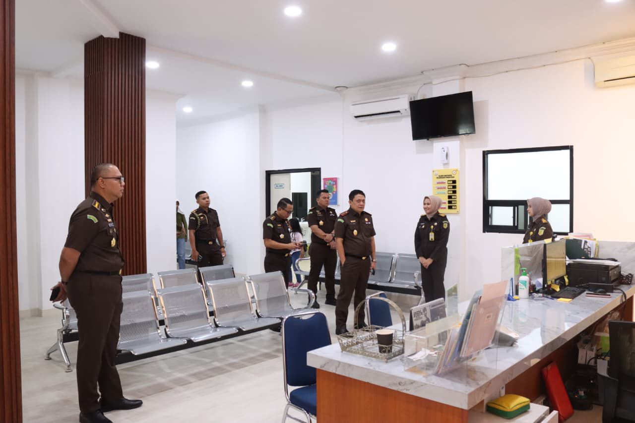 Hari Pertama Kerja, Kajati Riau Sutikno Sidak Fasilitas Kantor