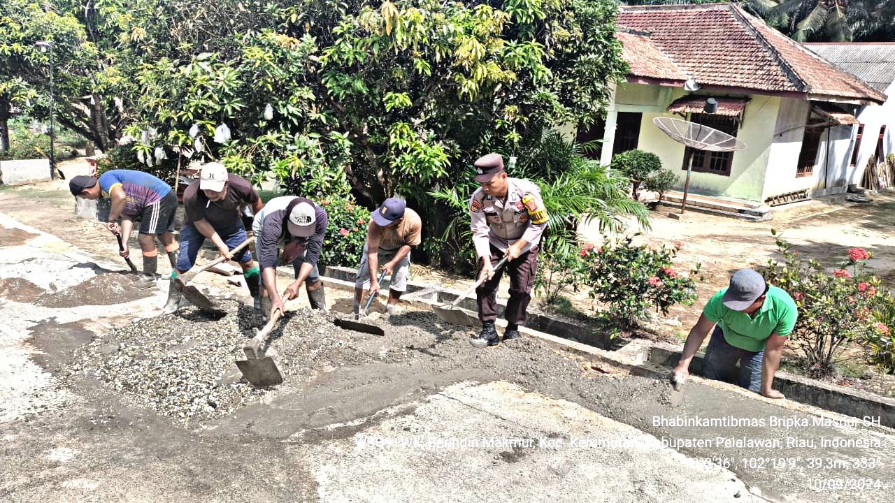 Goro dengan Warga, Bhabinkamtibmas Polsek Kerumutan Ciptakan Kesejukan Pilkada