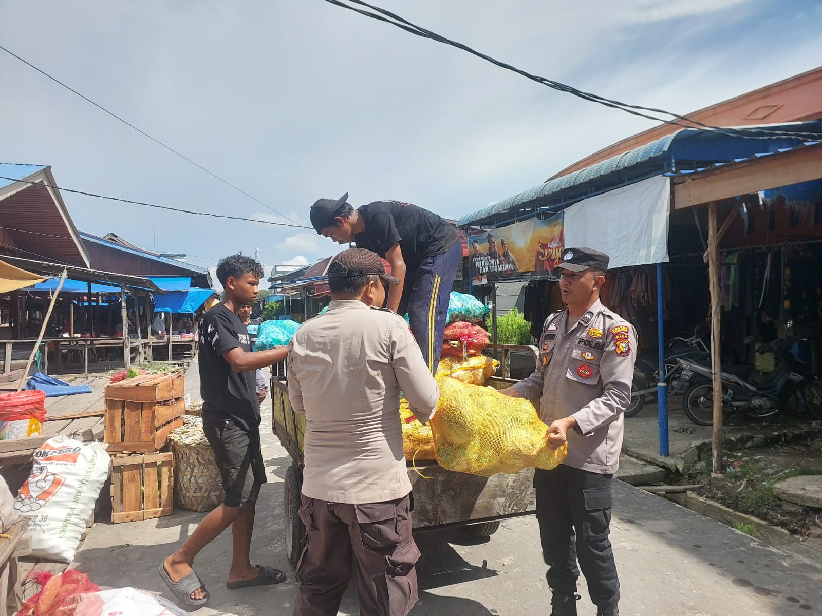 Polisi Kuala Kampar Blusukan ke Pasar Sampaikan Pesan Pilkada Damai