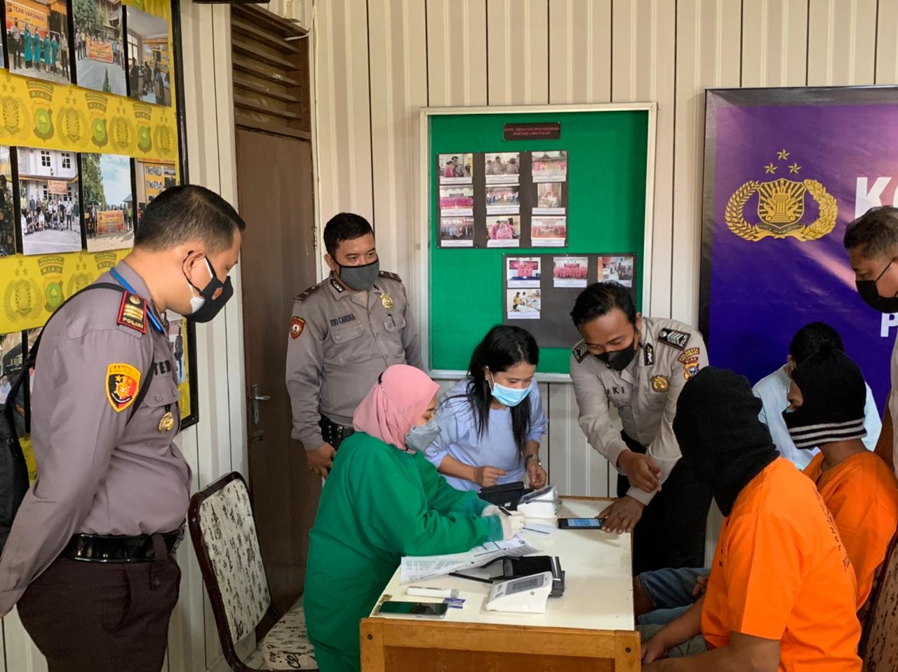 Antisipasi Penyebaran Covid-19, Tahanan Polsek Limapuluh Divaksin