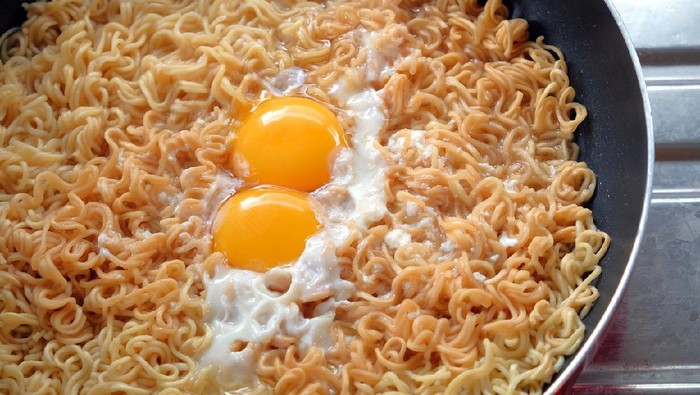 Viral Pria Bogor Tak Boleh Makan Mi Instan Seumur Hidup, Benarkah Picu Kanker?