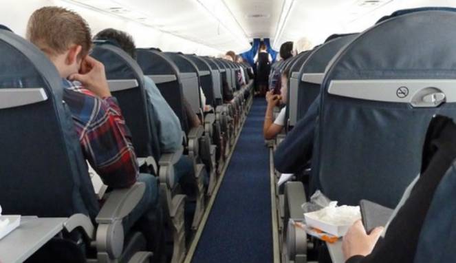 Tidur di Pesawat Saat Mendarat Bisa Berbahaya