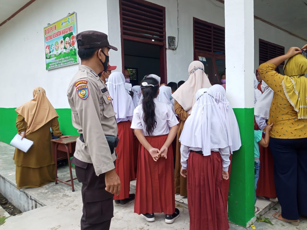Polsek Ukui dan Puskesmas Ukui kembali Gelar Vaksinasi Anak di SDN 007 Desa Kampung Baru