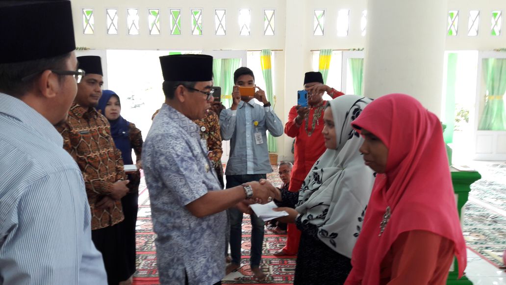 Bupati Kuansing Serahkan Uang Pembinaan Kepada Kafilah MTQ Kuansing
