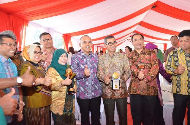 Disaksikan Gubri, Tiga Daerah di Riau Terima Penghargaan Adipura