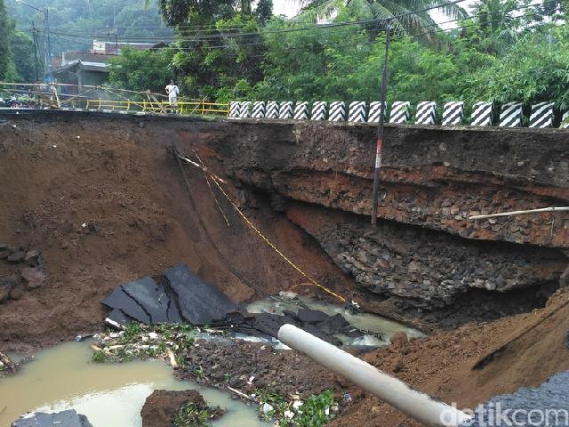 Ini Penampakan Jembatan di Kota Banjar yang Ambles Pagi Ini, Jabar-Jateng Masih Terputus
