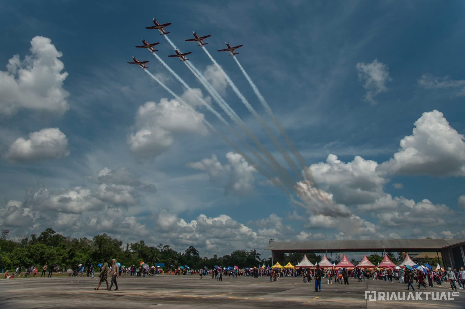 Jupiter Aerobatic Team Tampil Memukau Lintasi Langit Pekanbaru