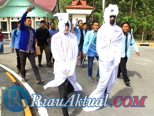 Ada dua 'Pocong' terlihat kelilingi DPRD Provinsi Riau