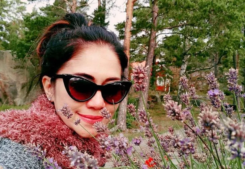 Bintang Panas Sally Marcellina Bergaya Syur