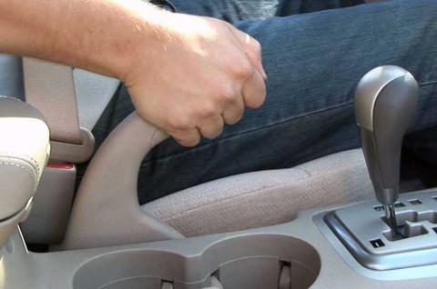 Jangan Pakai Rem Tangan Saat Setop di Lampu Merah