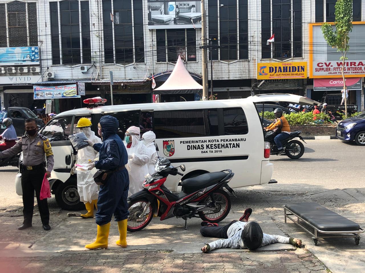 Bukan Karena Corona, Pria Tergeletak Dipinggir Jalan Tuanku Tambusai Meninggal Diduga Karena Serangan Jantung