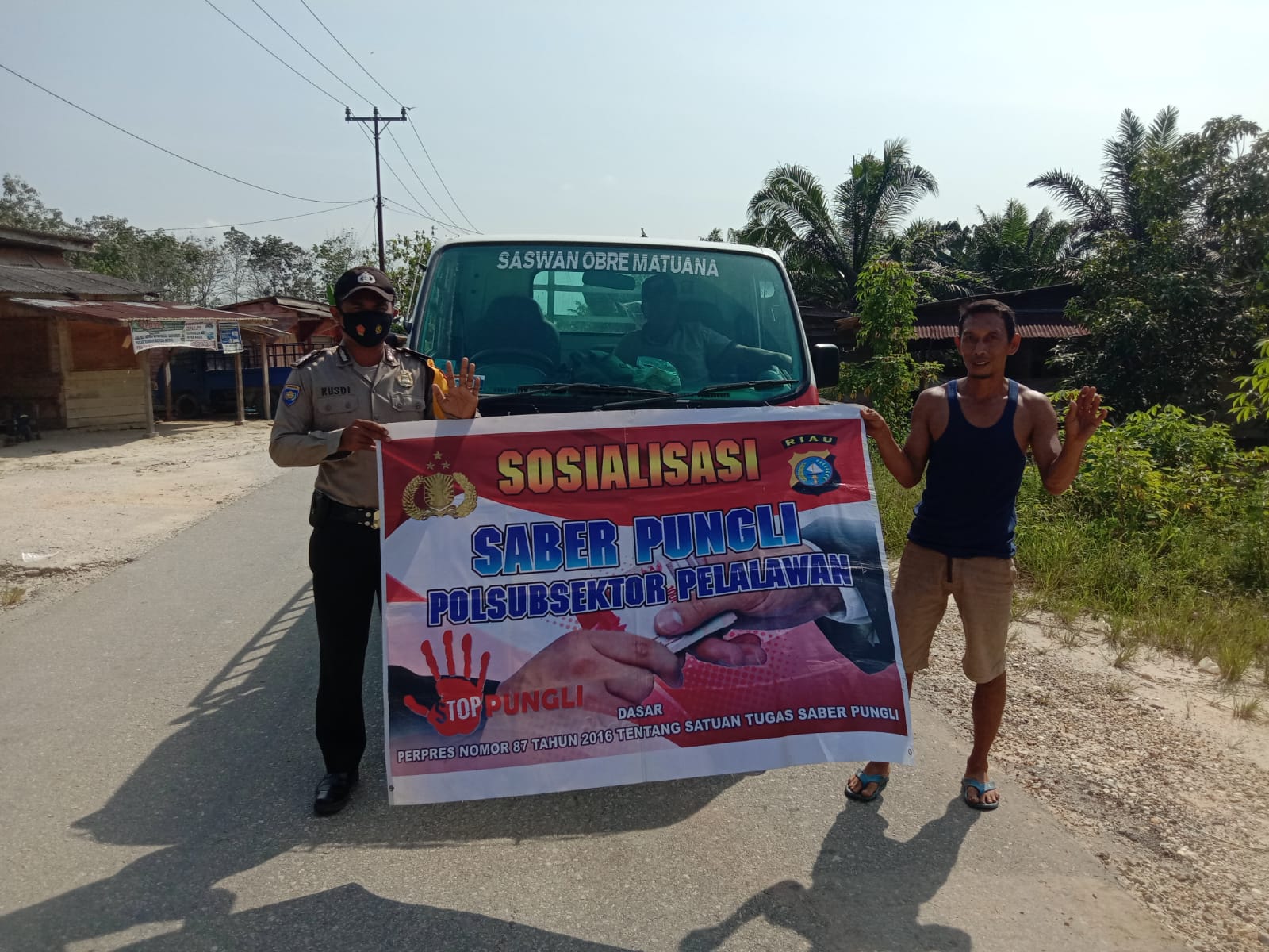 Sambangin Supir Truk, Polsubsektor Pelalawan Edukasi Soal Saber Pungli