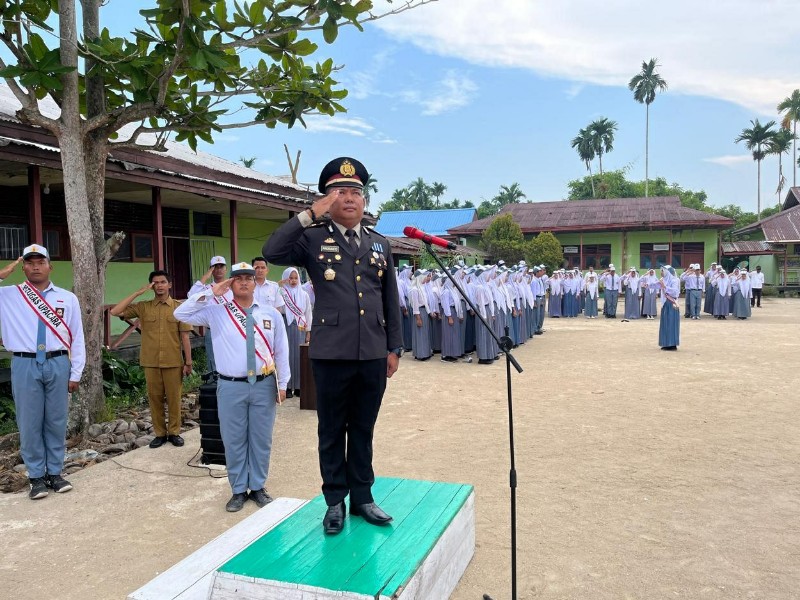 Kapolsek Gaung Pimpin Upacara Peringatan Sumpah Pemuda ke-96 di SMA Negeri 1 Gaung