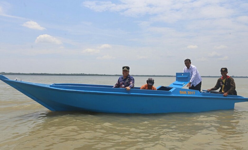 Bupati Meranti Serahkan 14 Kapal Perikanan Untuk Masyarakat Nelayan