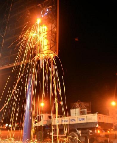 Diduga Tidak Lengkapi Izin, DPTPM Kota Dumai Bongkar Paksa Papan Reklame