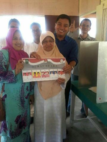 Jon Erizal Antarkan Mak Nyoblos di TPS 35 Tangkerang Utara