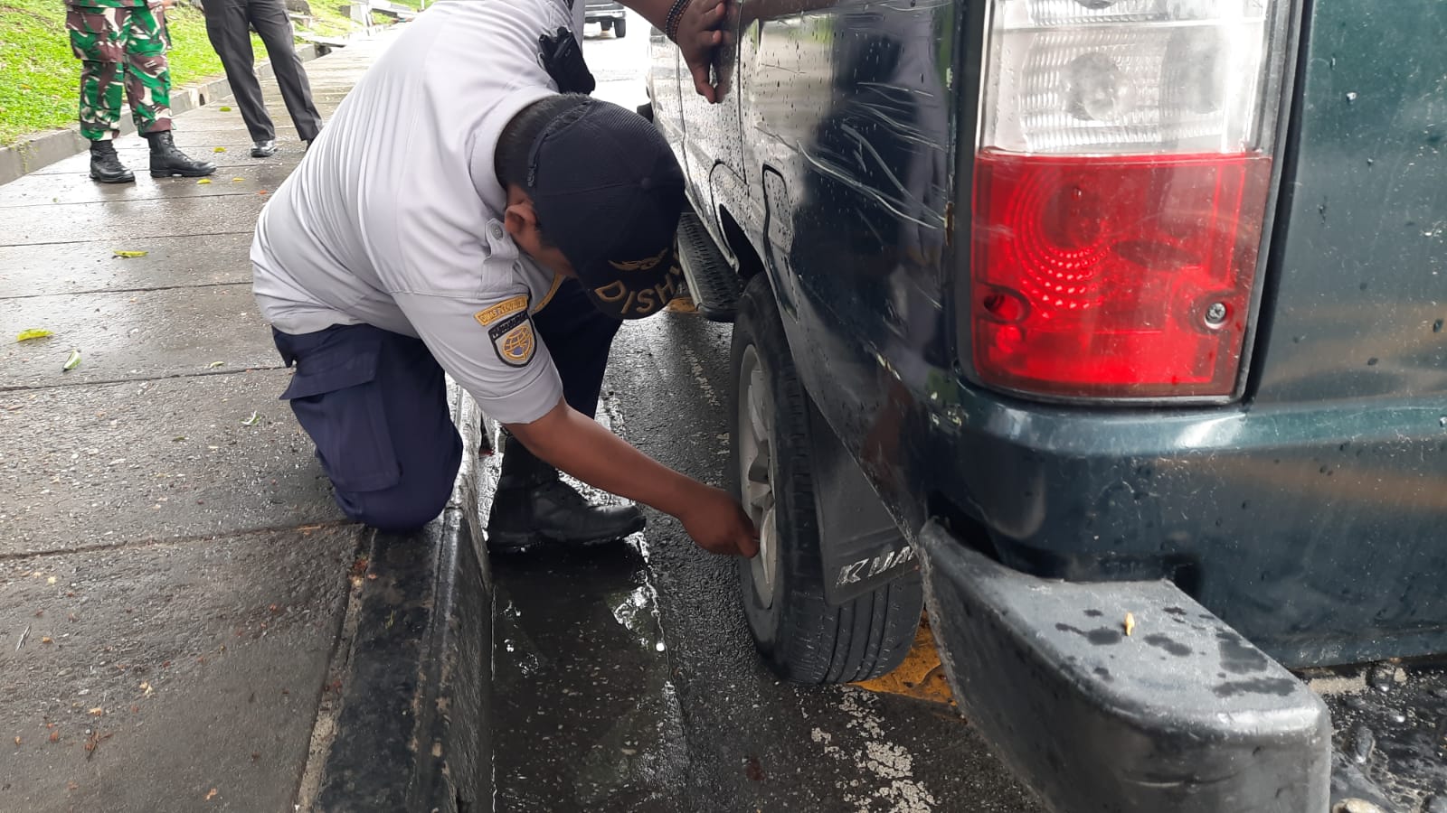 Parkir Sembarangan, Puluhan Kendaraan Bannya Digemboskan Dishub Pekanbaru