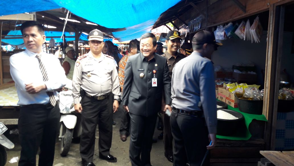 Wabup Kuansing Berikan Bantuan Beasiswa Untuk Mahasiswa Uniks 