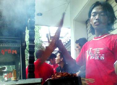 Keberuntungan PKL di Kantor KPU Riau