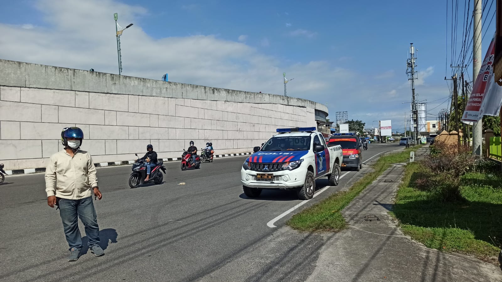 Diduga Mengantuk, Seorang Pengendara Sepeda Motor Terjun Dari Fly Over Pasar Pagi Arengka