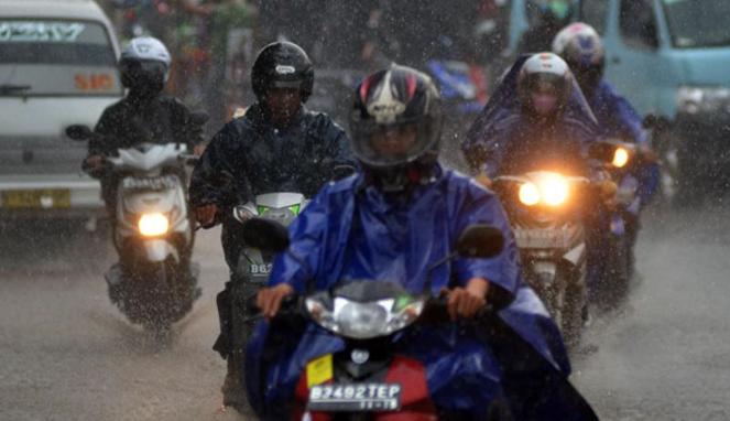 Naik Motor Aman Saat Hujan, Perhatikan Tips Ini
