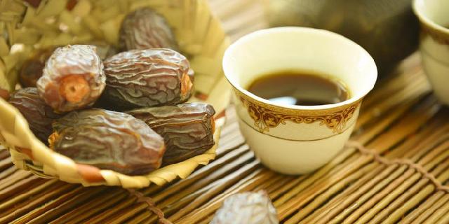 Pria ini minta mas kawin putrinya dibayar pakai segelas kopi & kurma