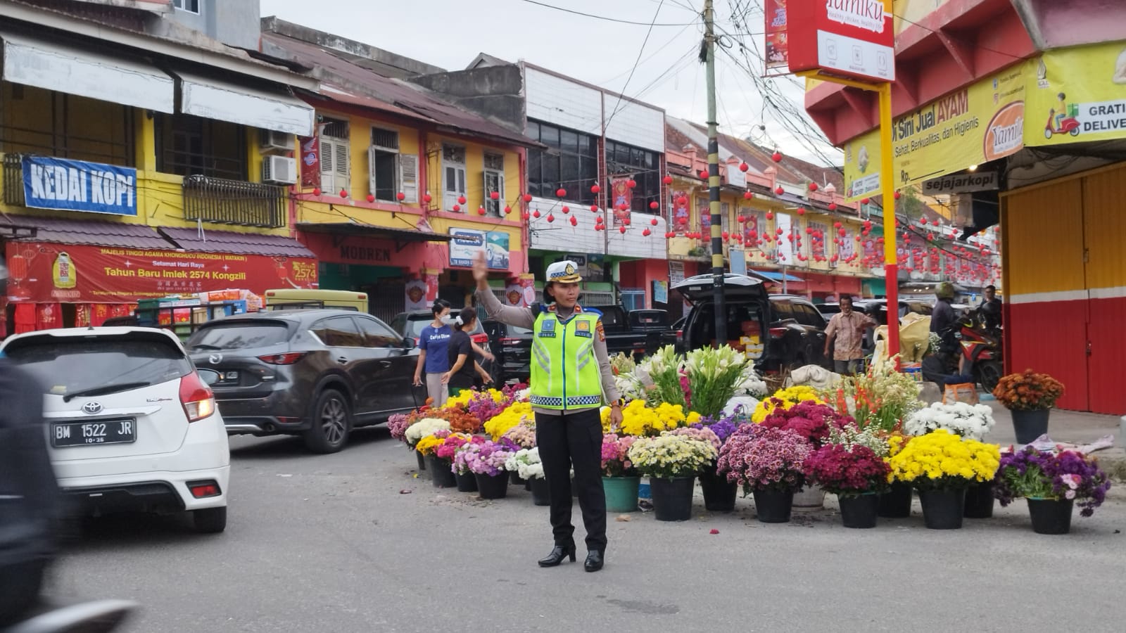 Satlantas Polresta Pekanbaru Beri Imbauan ke Pengendara di Pasar Sago Jelang Perayaan Imlek