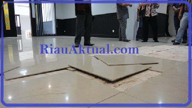 Keramik Lantai Gedung DPRD Pekanbaru yang Rusak Dibongkar