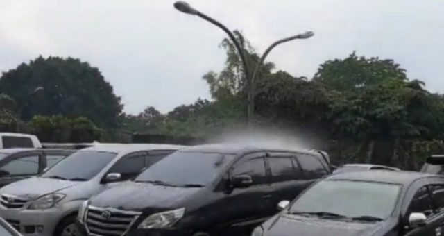 Viral Video Hujan cuma Guyur 1 Mobil, Ternyata…