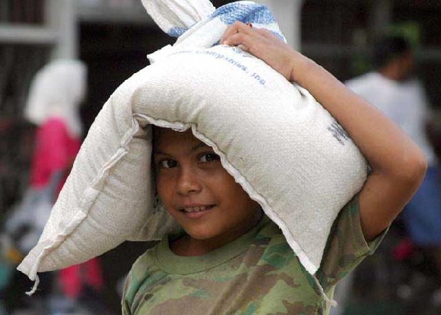 Pekanbaru Salurkan Raskin Alokasi Juni dan Juli 