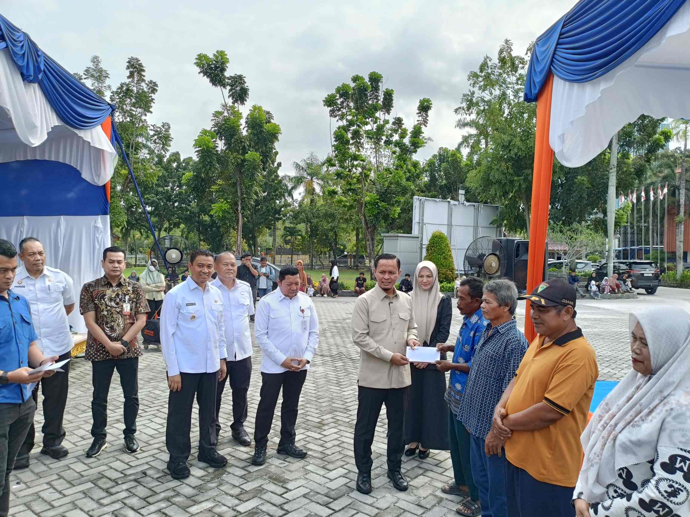 Wako Agung Salurkan Bantuan Uang Tunai Untuk 424 Keluarga Miskin Ekstrem di Pekanbaru