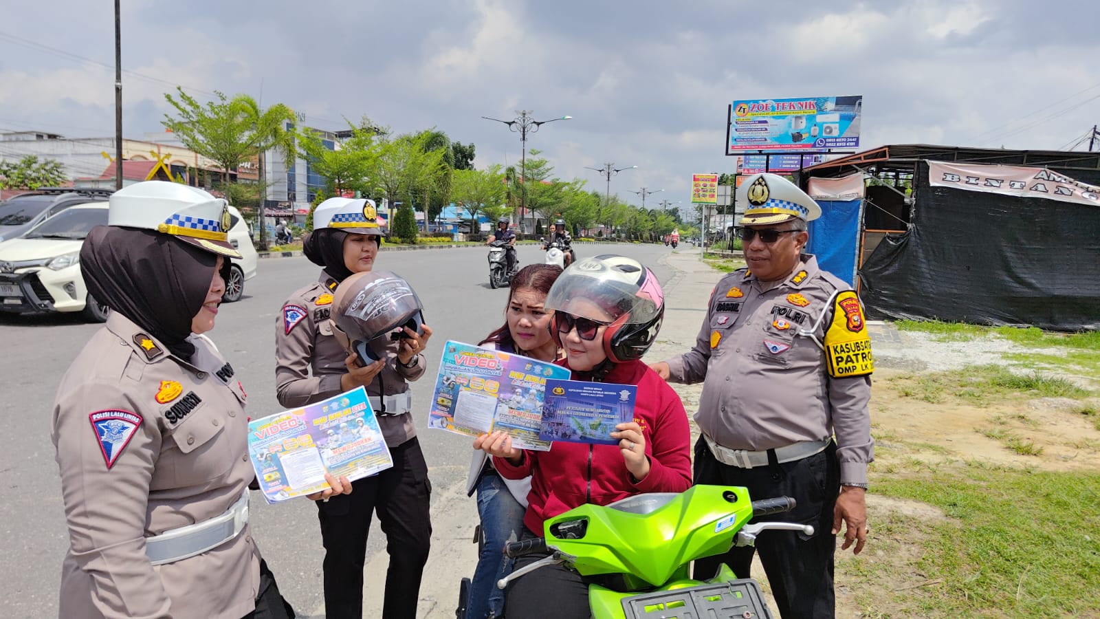 Ditlantas Polda Riau Edukasi Pengendara di Traffic Light Jalan Yos Sudarso Pekanbaru