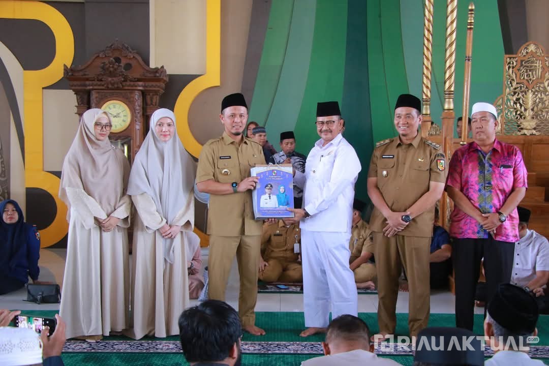 Wako Agung Bagikan Baju, Peci, dan Kain Sarung untuk Pengurus 1.222 Masjid di Pekanbaru