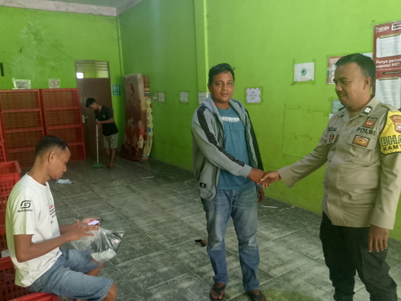 Bhabinkamtibmas Polsek Kuantan Tengah Aktif Edukasi Warga untuk Pilkada Damai 2024