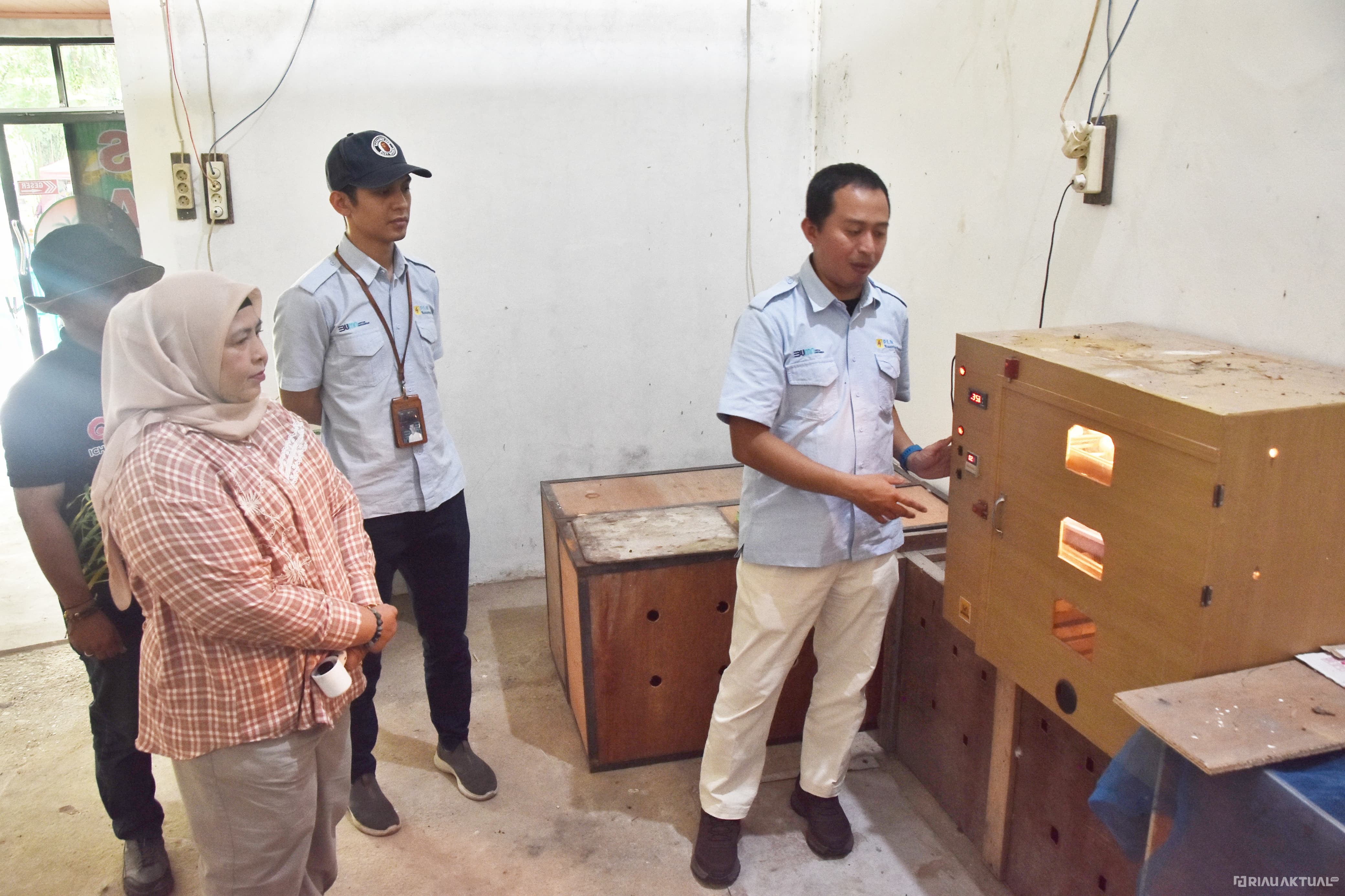 PLN Pasang PLTS di Kasang Kulim Zoo, Jaga Inkubator Telur Satwa Tetap Menyala 24 Jam