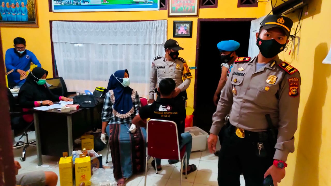 Berjalan Lancar, Kapolsek Pangkalan Kuras Kawal Vaksinasi Hingga Malam Hari