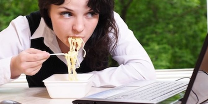 Berikut 4 Cara Mudah untuk Mencegah Kamu Makan Secara Berlebih