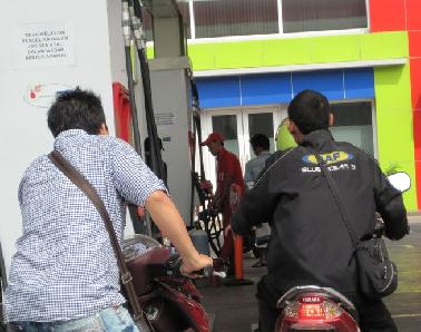 Warga Kesal, SPBU di Jalan Kubang Raya Lebih Prioritaskan Jerigen dan Drum