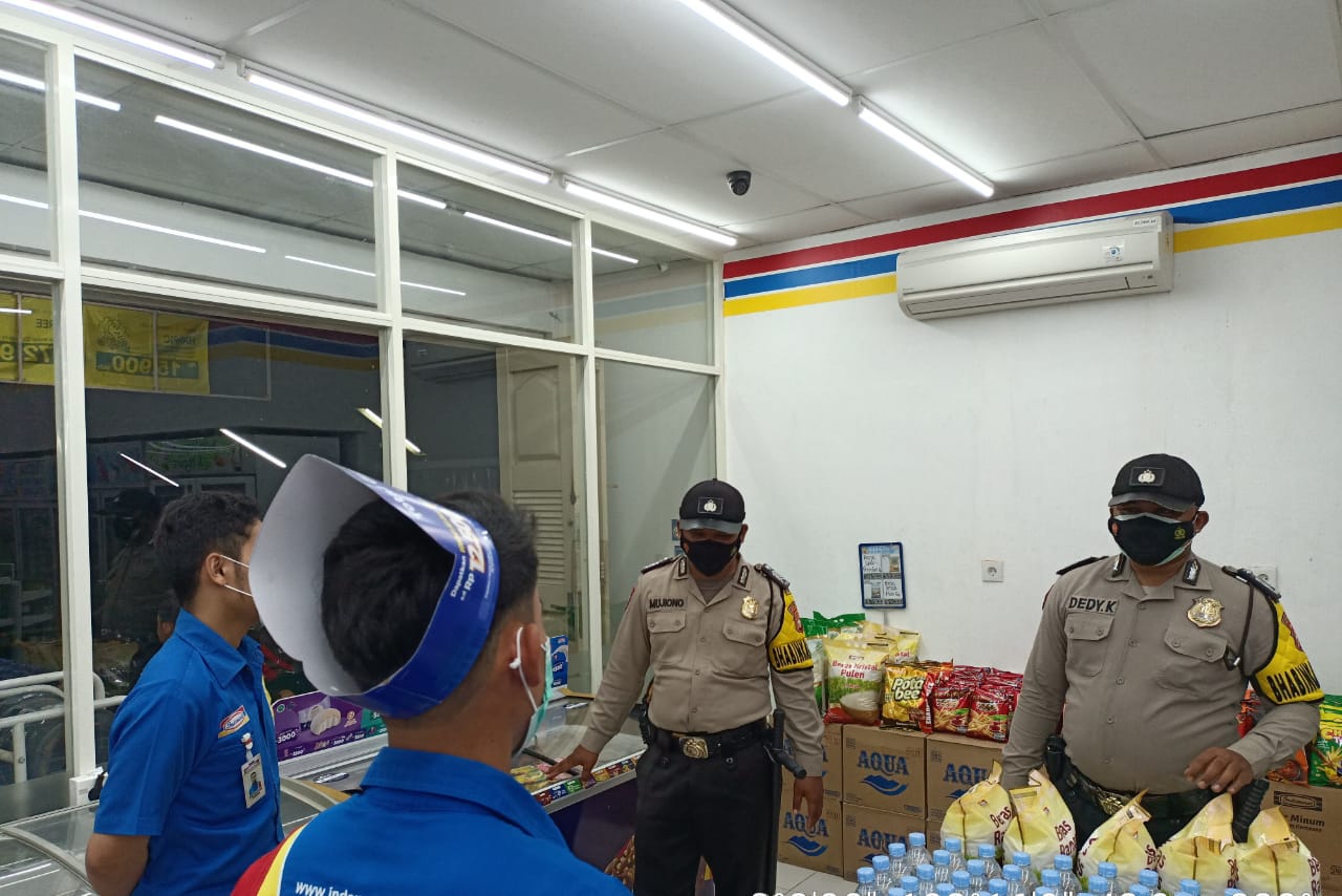 Personel Polsek Kerumutan Sampaikan Pesan Kamtibmas Lewat Patroli Dialogis