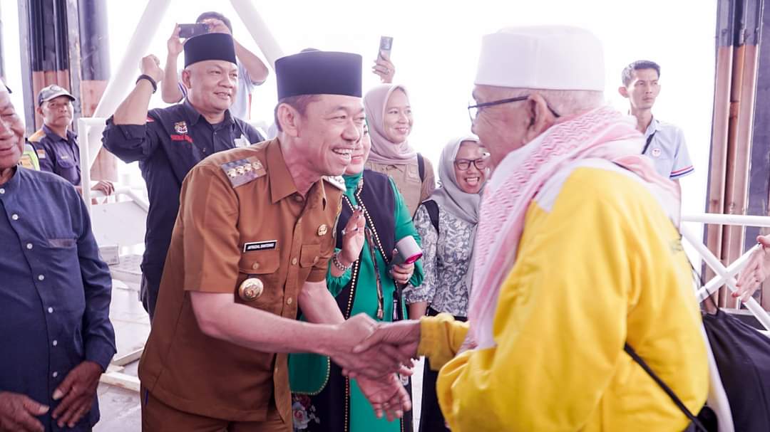 Bupati Rokan Hilir Sambut Kepulangan Jemaah Haji Kloter 14 Embarkasi Batam