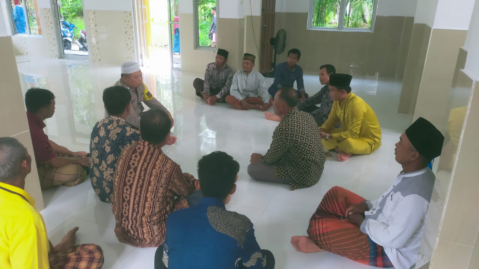 Bhabinkamtibmas Polsek Bangko Beri Imbauan Pemilu Damai Usai Sholat Jumat
