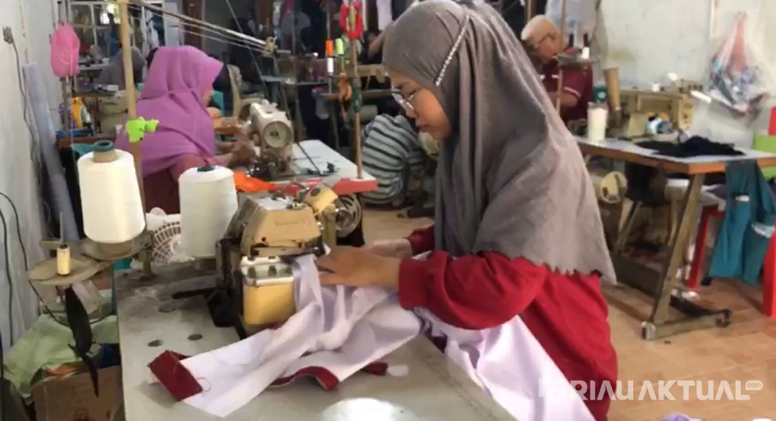 Pengusaha Konveksi Pekanbaru Kebanjiran Pesanan Seragam Sekolah Jelang Tahun Ajaran Baru